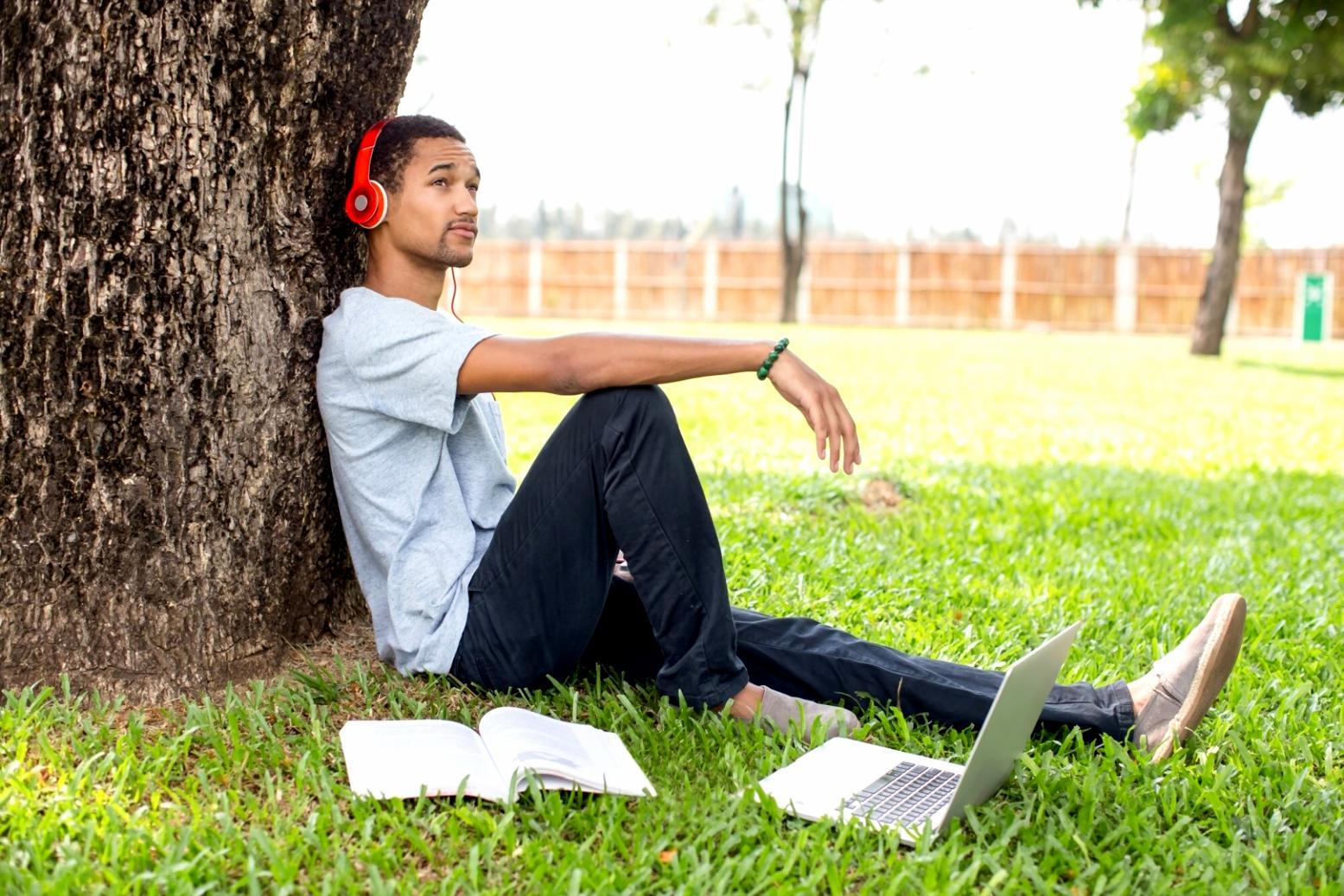 Équipe travaillant ensemble sur des solutions technologiques