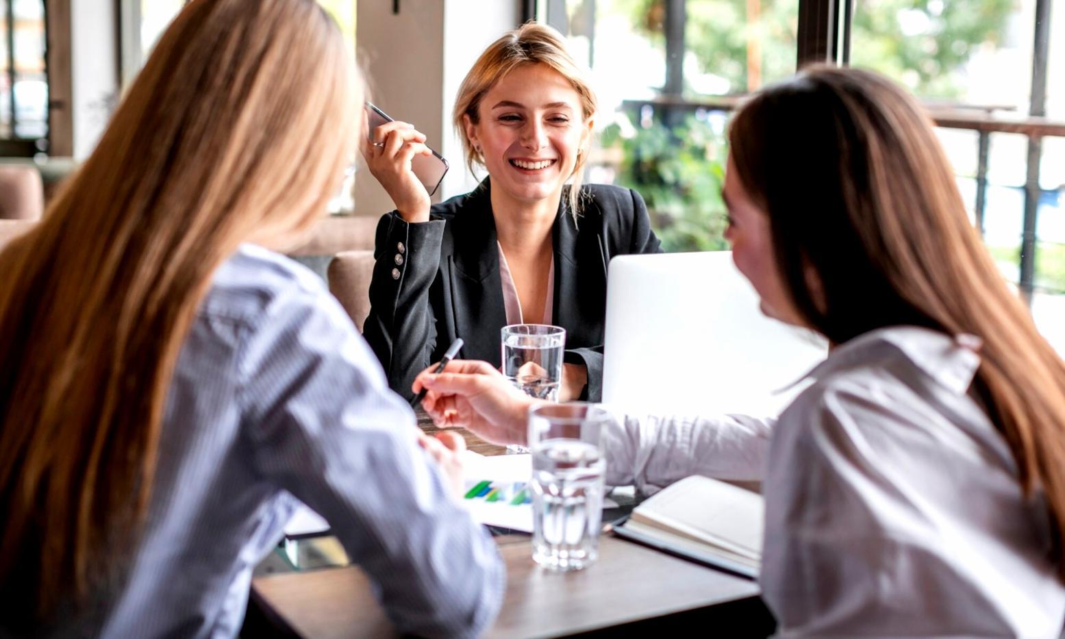 Étudiants utilisant les outils de budgétisation kalveriona sur leurs ordinateurs portables